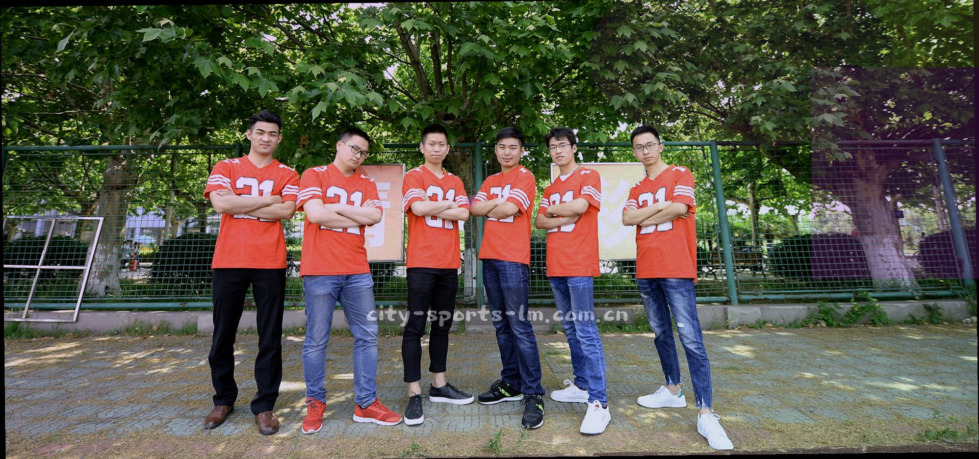 嘉陵江暮色下的重庆城市天际线与跨江桥梁灯光
